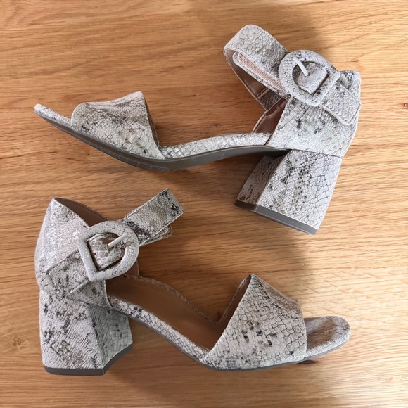 Vionic Chardonnay Heeled Sandal in "Oatmeal Leather Snake Print" Size 7.5 - Picture 7 of 16